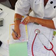 Număr record de concedii medicale luate de angajații români în 2018