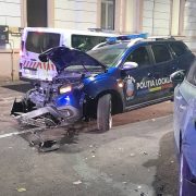 Un bărbat băut a furat o mașină a Poliției Locale Arad și a făcut-o praf pe strada Episcopiei