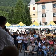 Eveniment organizat pentru promovarea producătorilor locali în Oraș Sebiș, Județul Arad