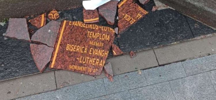 Plăcuţa de pe zidul Bisericii Evanghelice Lutherane din Arad a fost vandalizată