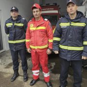 Trei pompieri din Chișineu-Criș, care se deplasau la un curs de specialitate, au intervenit prompt la un accident rutier