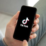 TikTok afirmă că a eliminat un grup de influenceri pro-ruși din România