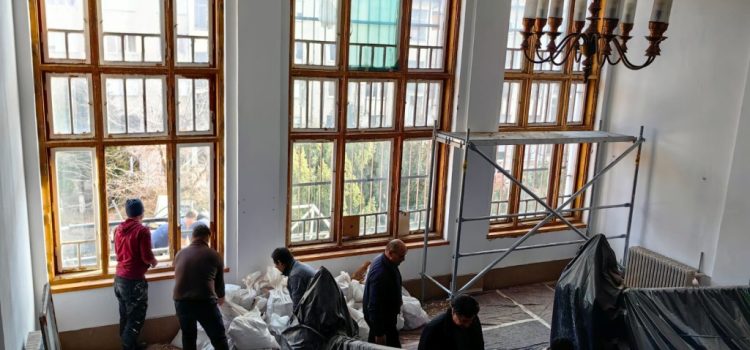 Toate ferestrele Bibliotecii şi Muzeului de artă sunt restaurate de Consiliul Judeţean